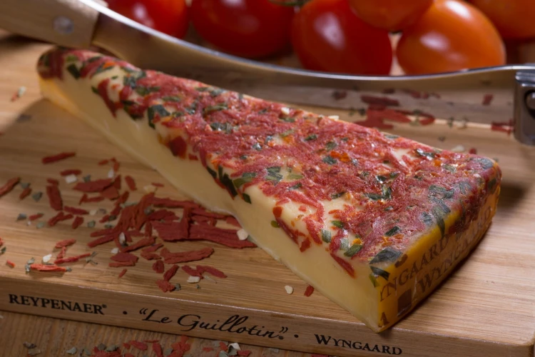 ser-gouda-z-dodatkiem-pomidorow.jpg